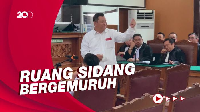 Love Sign dari Kuat Maruf Sebelum Jalani Sidang