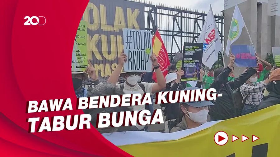 Massa Demo Tiba di DPR, Serukan Tolak Pengesahan RKUHP