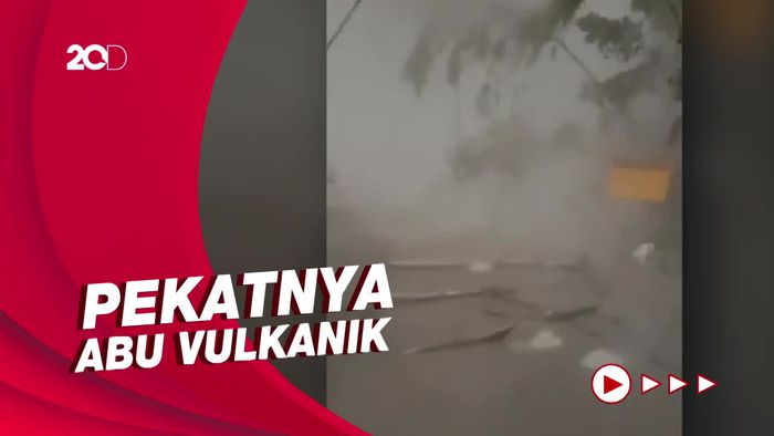 Suasana Mencekam Akibat Semburan Abu Vulkanik Gunung Semeru