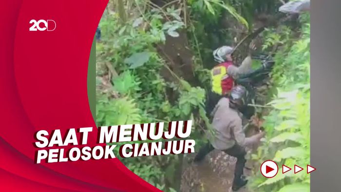 Viral Polisi Jatuh ke Parit Saat Kirim Bantuan Gempa Cianjur