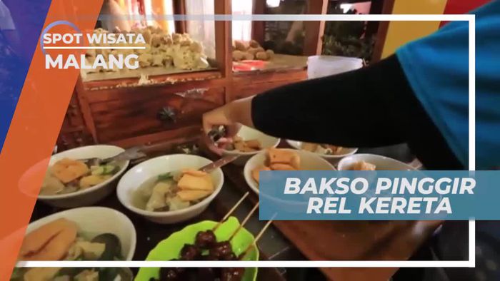 Sensasi Seru Makan Bakso di Tepi Rel Kereta Kota Malang