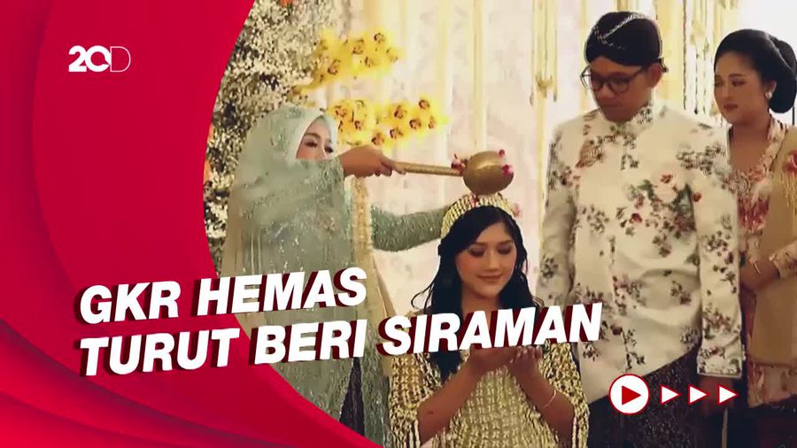 Senyum Manis Erina Gudono Jalani Prosesi Siraman
