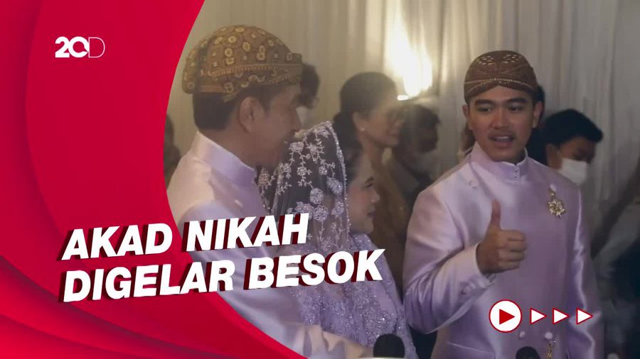 Senyum Kaesang usai Jalani Prosesi Midodareni di Kediaman Erina