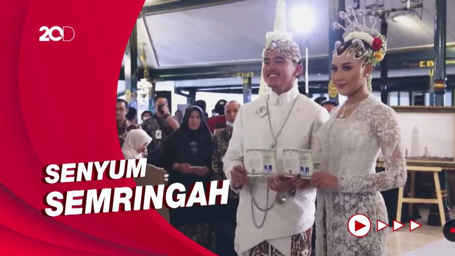 Pose Kaesang-Erina Pamerkan Buku Nikah