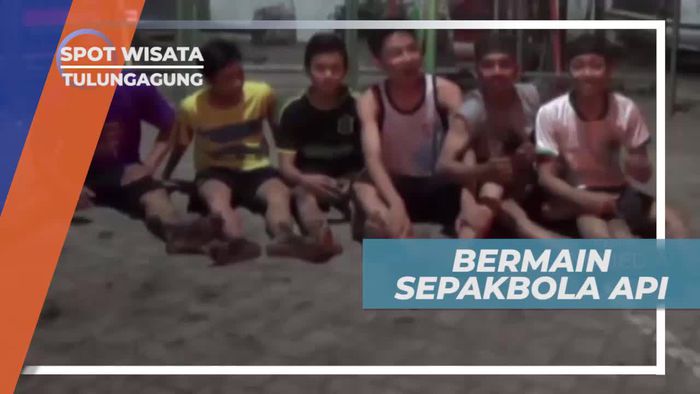 Uji Adrenalin Bermain Sepak Bola Api di Tulungagung