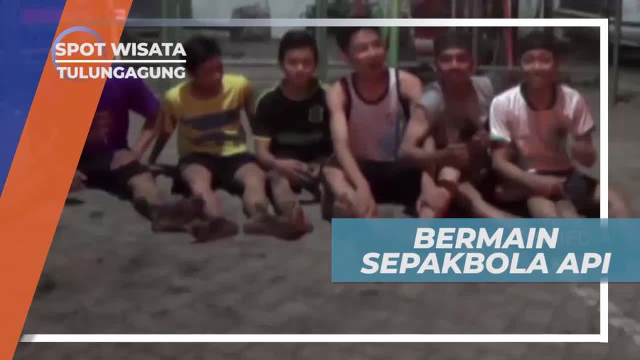 Uji Adrenalin Bermain Sepak Bola Api di Tulungagung