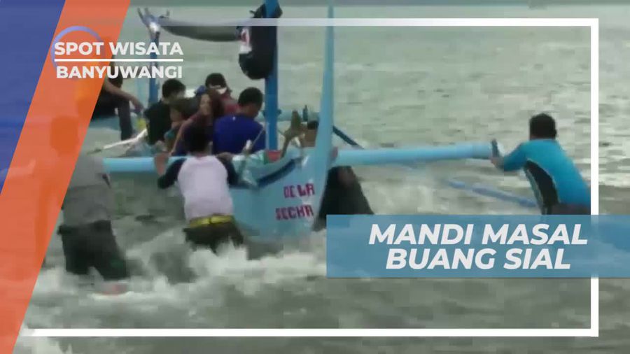 Tradisi Mandi di Tepi Pantai Pulau Santan Banyuwangi