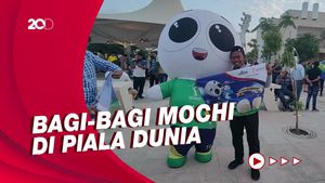 Ekspresi Suporter Brasil-Argentina Saat Diberi Mochi 