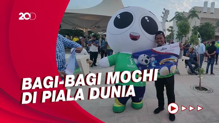 Ekspresi Suporter Brasil-Argentina Saat Diberi Mochi 