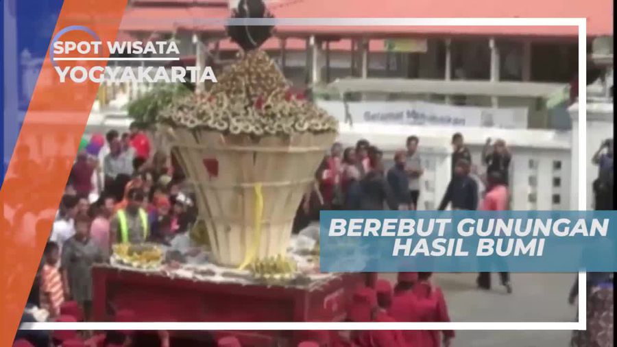 Berebut Gunungan Hasil Bumi, Yogyakarta 