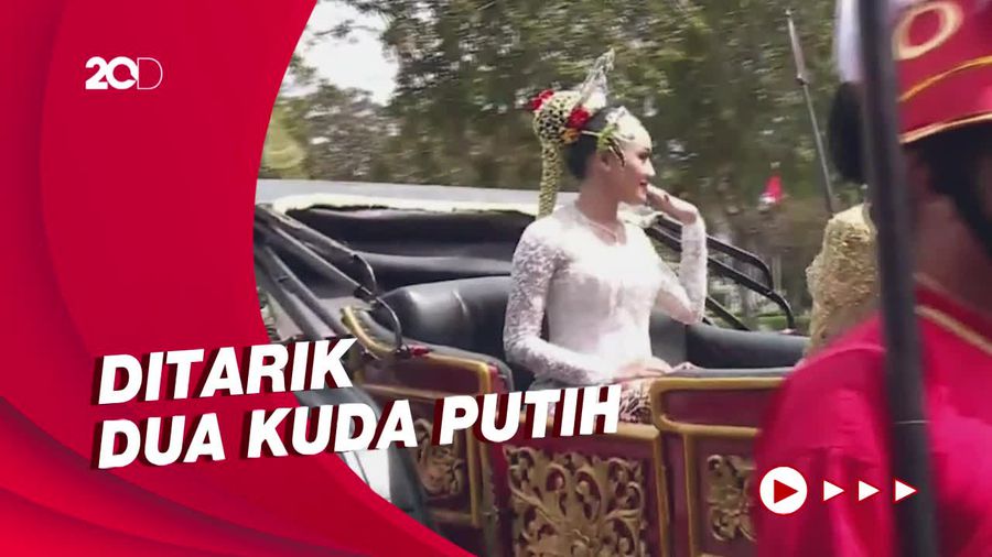 Momen Erina Gudono Naik Kereta Kencana Menuju Lokasi Akad Nikah