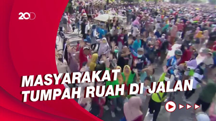 Naik Kereta Kencana, Kaesang dan Erina Sapa Warga Sambil Sebar Udik-udik
