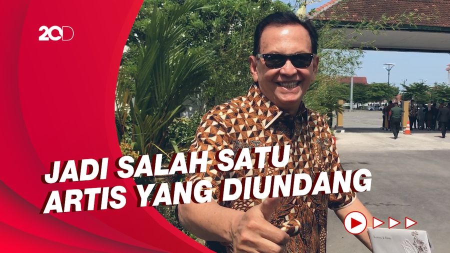 Gaya Roy Marten Hadiri Undangan Tasyakuran Pernikahan Kaesang-Erina
