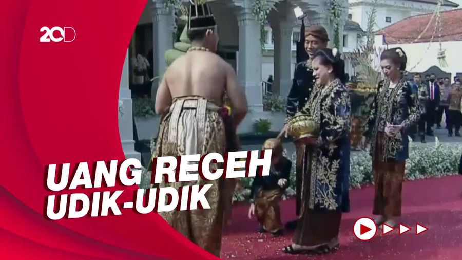 Momen Jan Ethes Ambil Uang Koin yang Ditebar Iriana