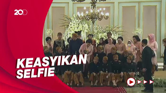 Aksi Nyelip Sri Mulyani Saat Foto Bersama Kabinet di Tasyakuran Kaesang