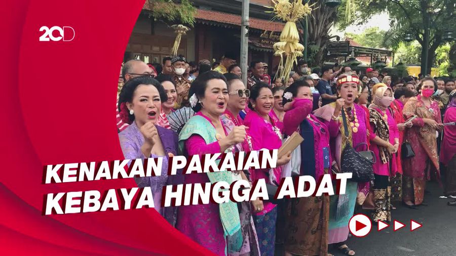 Warga Padati Jalur Ngarsopuro untuk Tasyakuran Pernikahan Kaesang-Erina