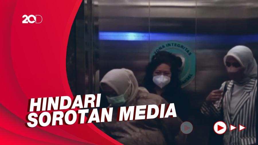 Presenter Feni Rose Sambangi Polres Metro Jaksel