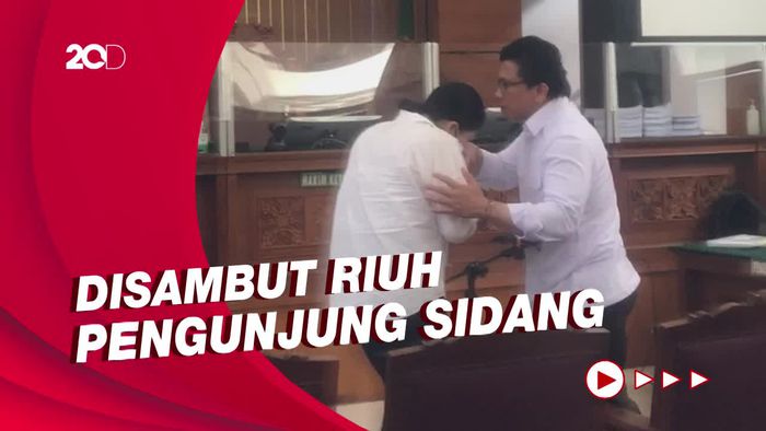 Putri Candrawathi Awali Sidang Dengan Cium Tangan Ferdy Sambo