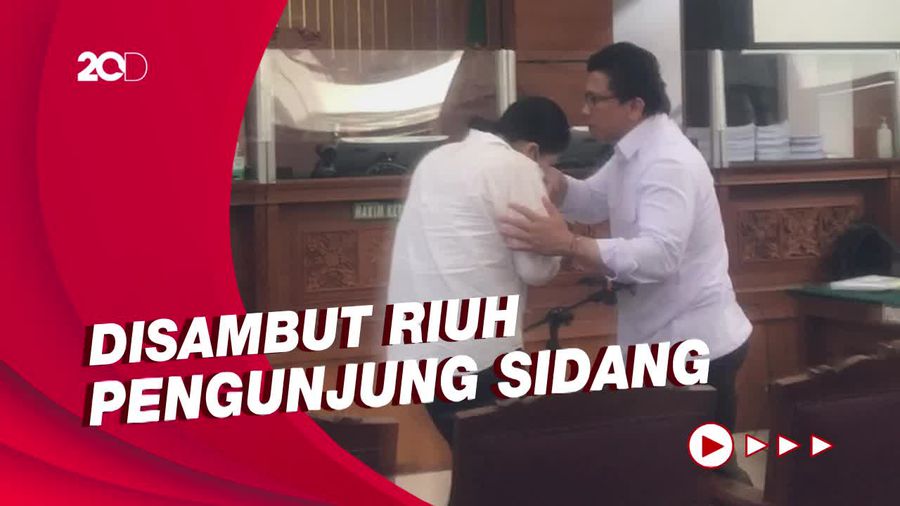 Putri Candrawathi Awali Sidang Dengan Cium Tangan Ferdy Sambo