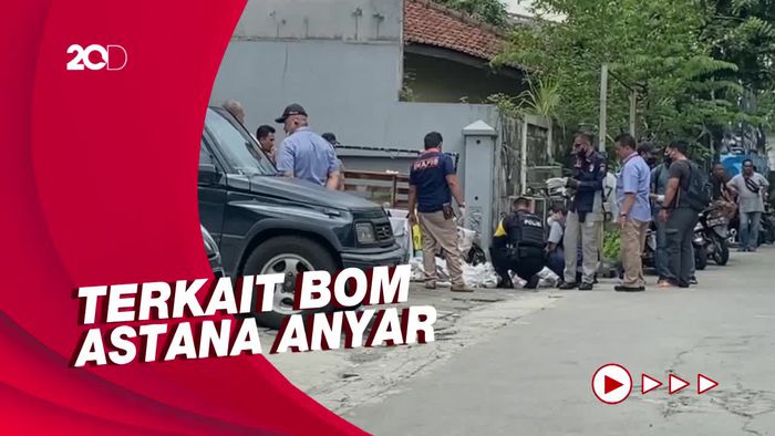 Densus 88 Geledah Tempat Indekos di Jalan Waas Bandung
