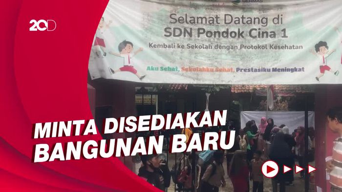 Wajah SDN Pocin 1 yang Penuh Tulisan Protes