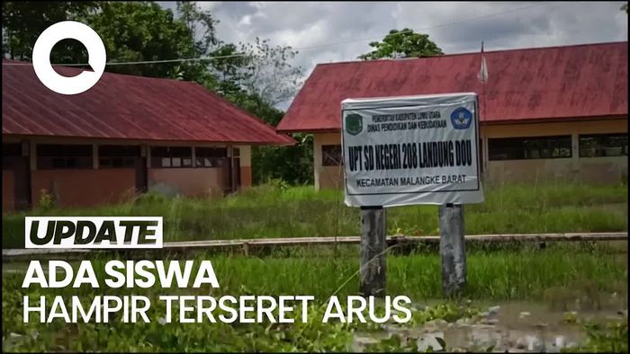 Arus Banjir Deras Memaksa Murid SD di Sulsel Belajar di Sekolah Darurat