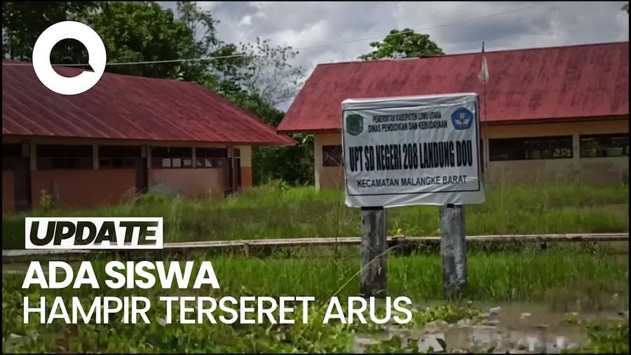 Arus Banjir Deras Memaksa Murid SD di Sulsel Belajar di Sekolah Darurat