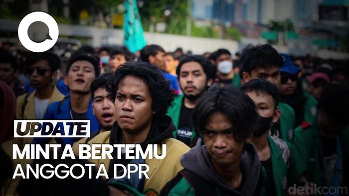 Massa Tuntut KUHP Baru Dicabut Bakar Ban di Depan DPR 