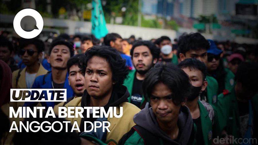 Massa Tuntut KUHP Baru Dicabut Bakar Ban di Depan DPR 