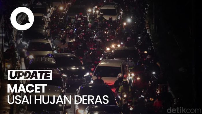 Jalan Sudirman Padat-Merayap Usai Jakarta Diguyur Hujan Deras!