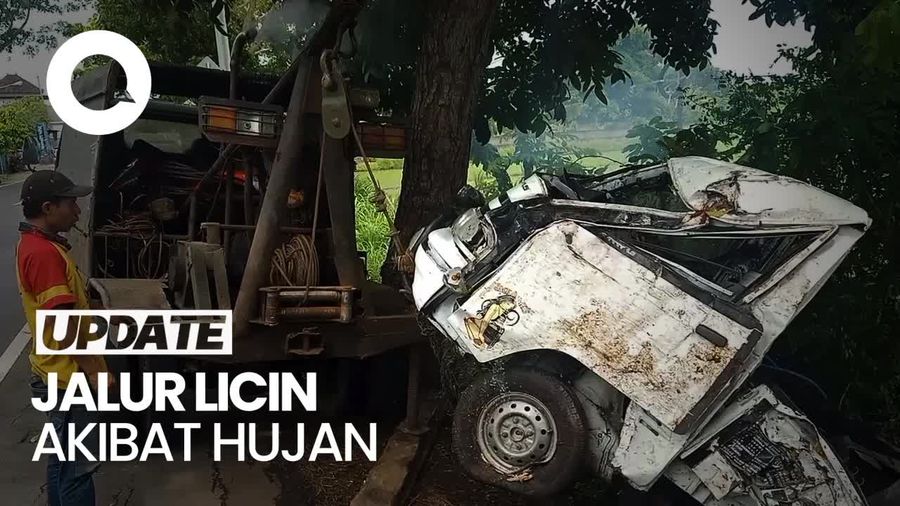 Pikap Pengangkut Buruh Terjun ke Sawah Usai Tabrak Pohon Akibat Oleng
