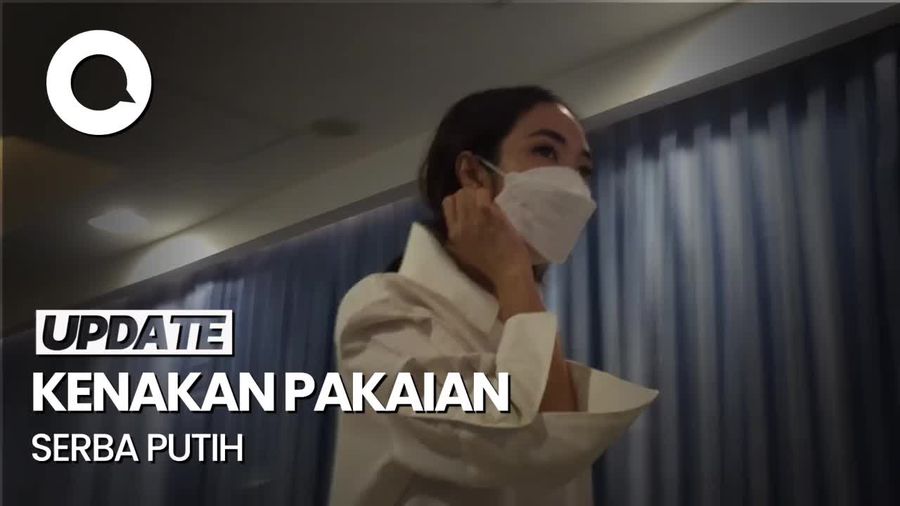Gisel Hadir di Prosesi Kremasi Jenazah Ayahanda Wijin