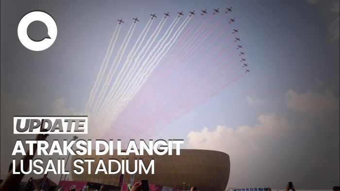 Aksi Aerobatik Pesawat Warnai Final Piala Dunia 2022