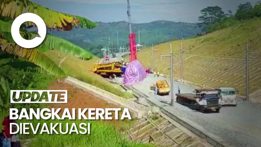 Bangkai Kereta Teknis KCJB yang Anjlok Dievakuasi