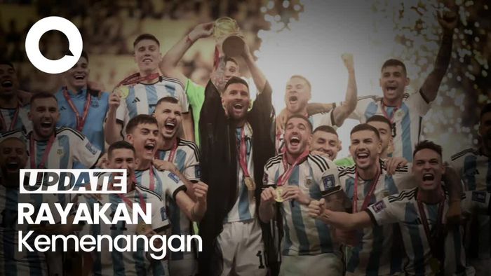 Momen Messi Cs Angkat Trofi Juara Piala Dunia Qatar