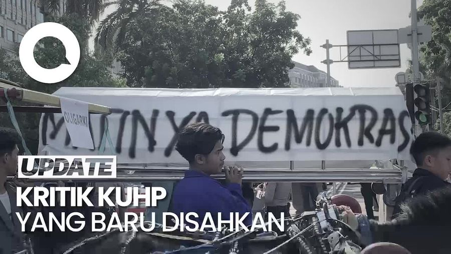 Demo Mahasiswa di Patung Kuda, Massa Bawa Keranda Matinya Demokrasi