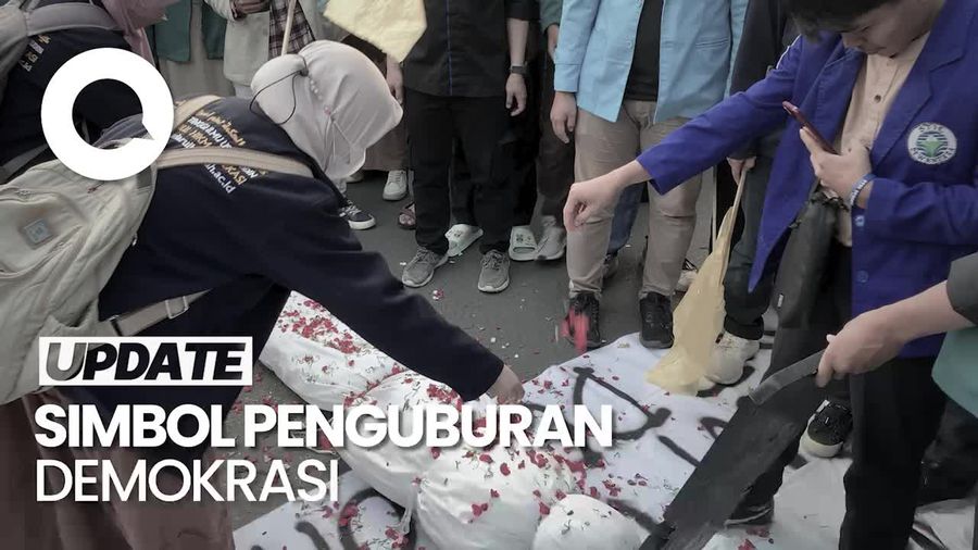 Aksi Tabur Bunga Tutup Demo Mahasiswa Kritisi KUHP