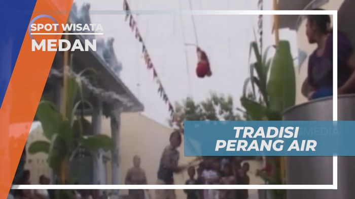 Tradisi Perang Air yang Ramai Diikuti oleh Anak-anak, Medan