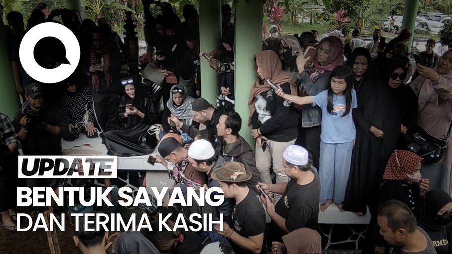 Ratusan Penggemar Hadiri Pemakaman Ibunda Nike Ardilla