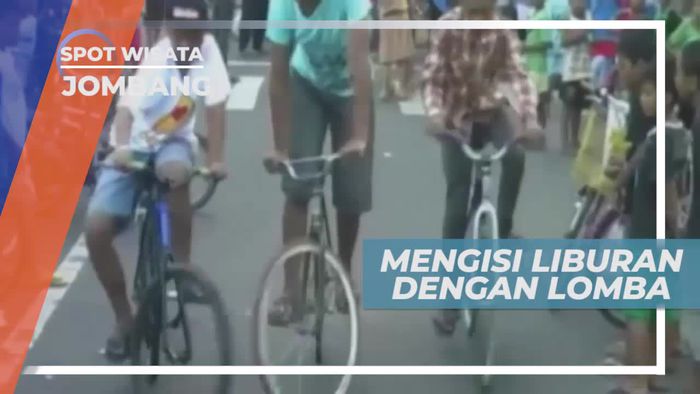 Adu Cepat Lomba Bakiak di Surabaya