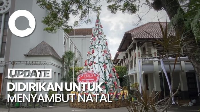 Makna Mendalam Pohon Natal 8 Meter di Gereja Katedral Bandung
