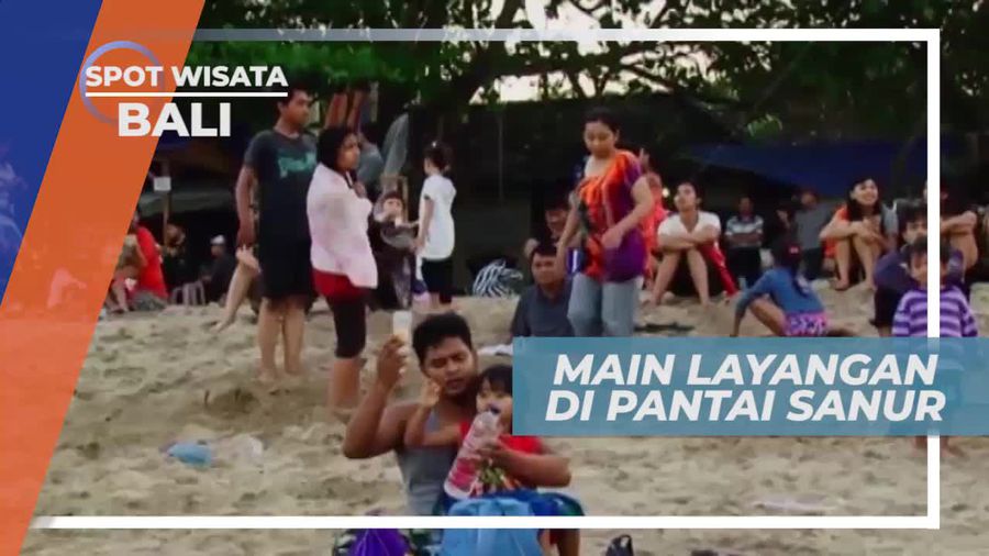 Bermain Layang-layang di Tepi Pantai Sanur Bali