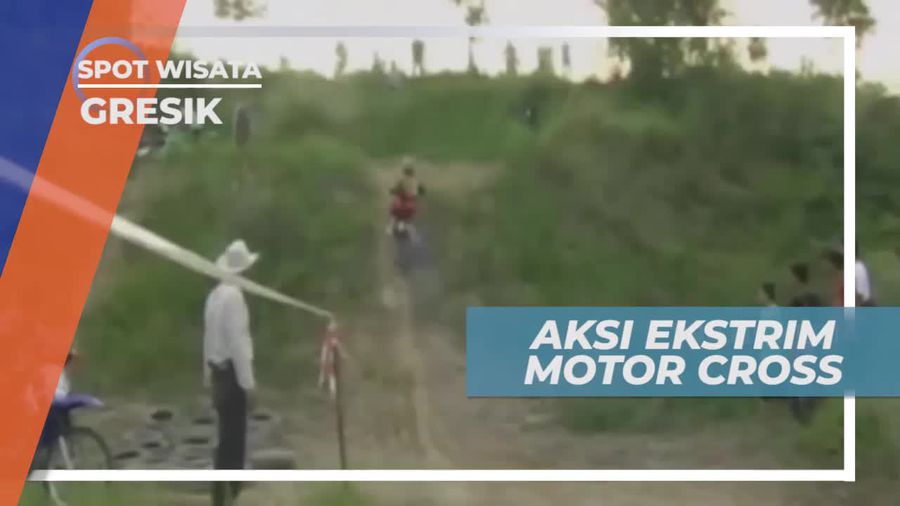Unjuk Kebolehan Atraksi Motor Cross di Kota Gresik