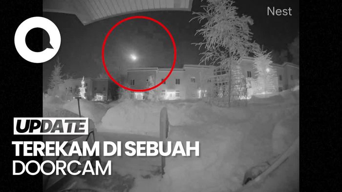 Momen saat Meteor Terbang Melintasi Langit Alaska