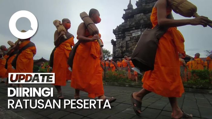 Melihat Kirab Umat Buddha dari Candi Mendut hingga Borobudur