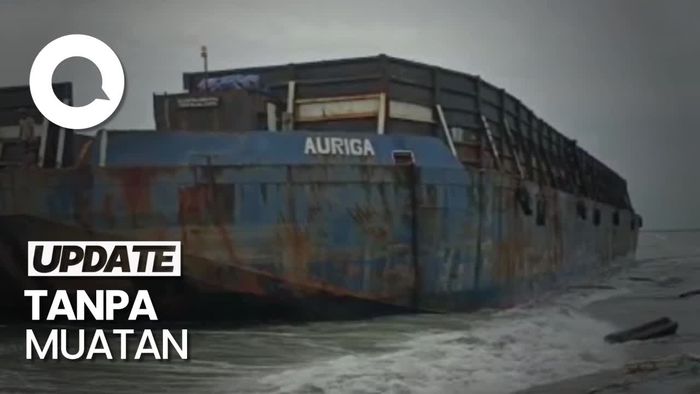Cuaca Ekstrem, Kapal Tongkang Terdampar di Pantai Pesisir Pinrang