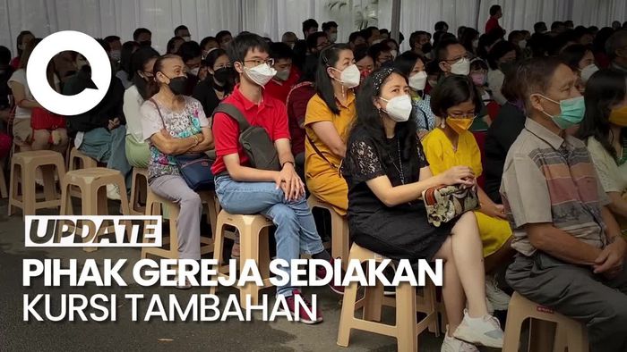 Jemaat Membludak Hadiri Misa Natal di Gereja Katedral Bandung