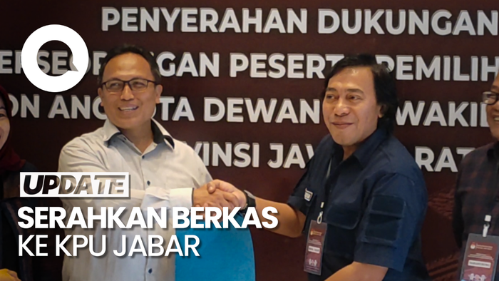 Momen Komeng Daftarkan Diri Jadi Bacalon DPD RI