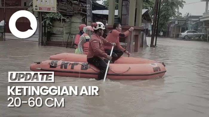 Depan RSUD Pati Banjir,  Pasien dan Pegawai Gunakan Perahu untuk Masuk