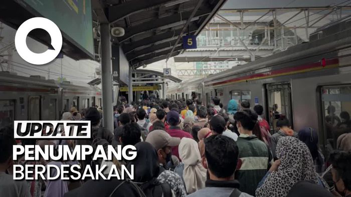 Padatnya Stasiun Tanah Abang di Senin Pertama Tahun 2023